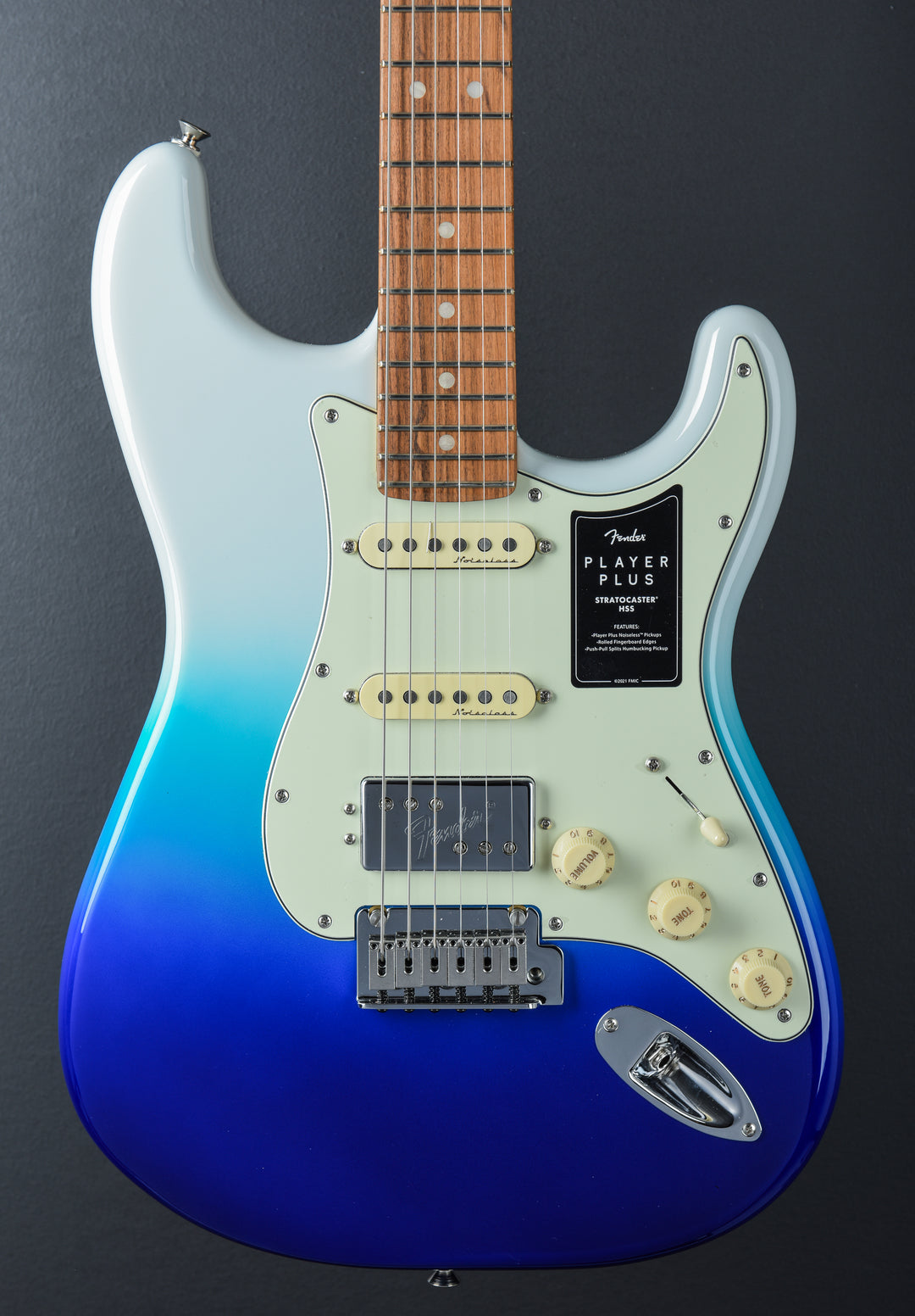 Player Plus Stratocaster HSS - Belair Blue w/Pau Ferro