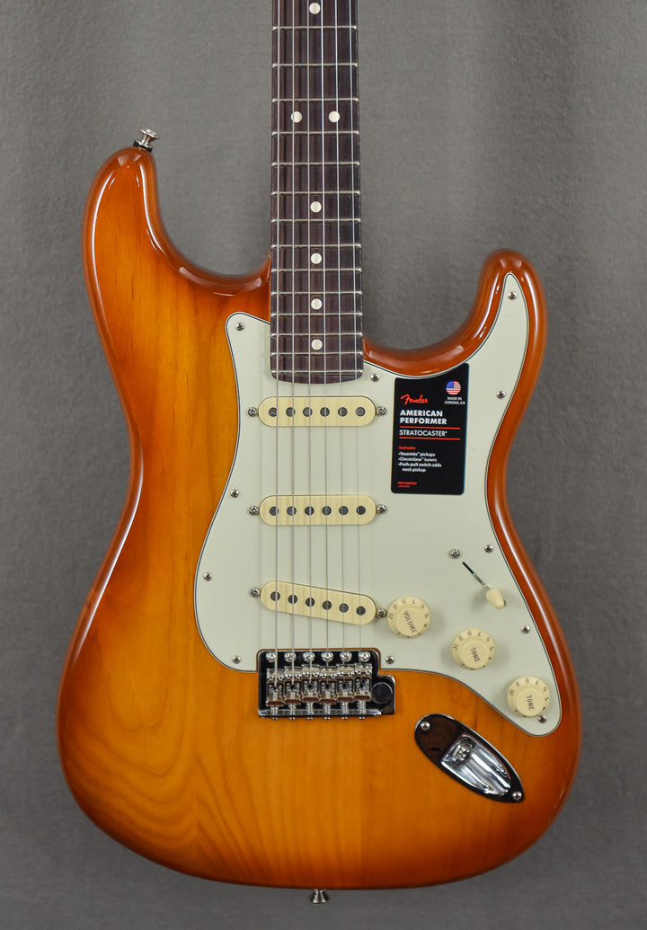 American Performer Stratocaster – Honey Burst w/Rosewood Fingerboard