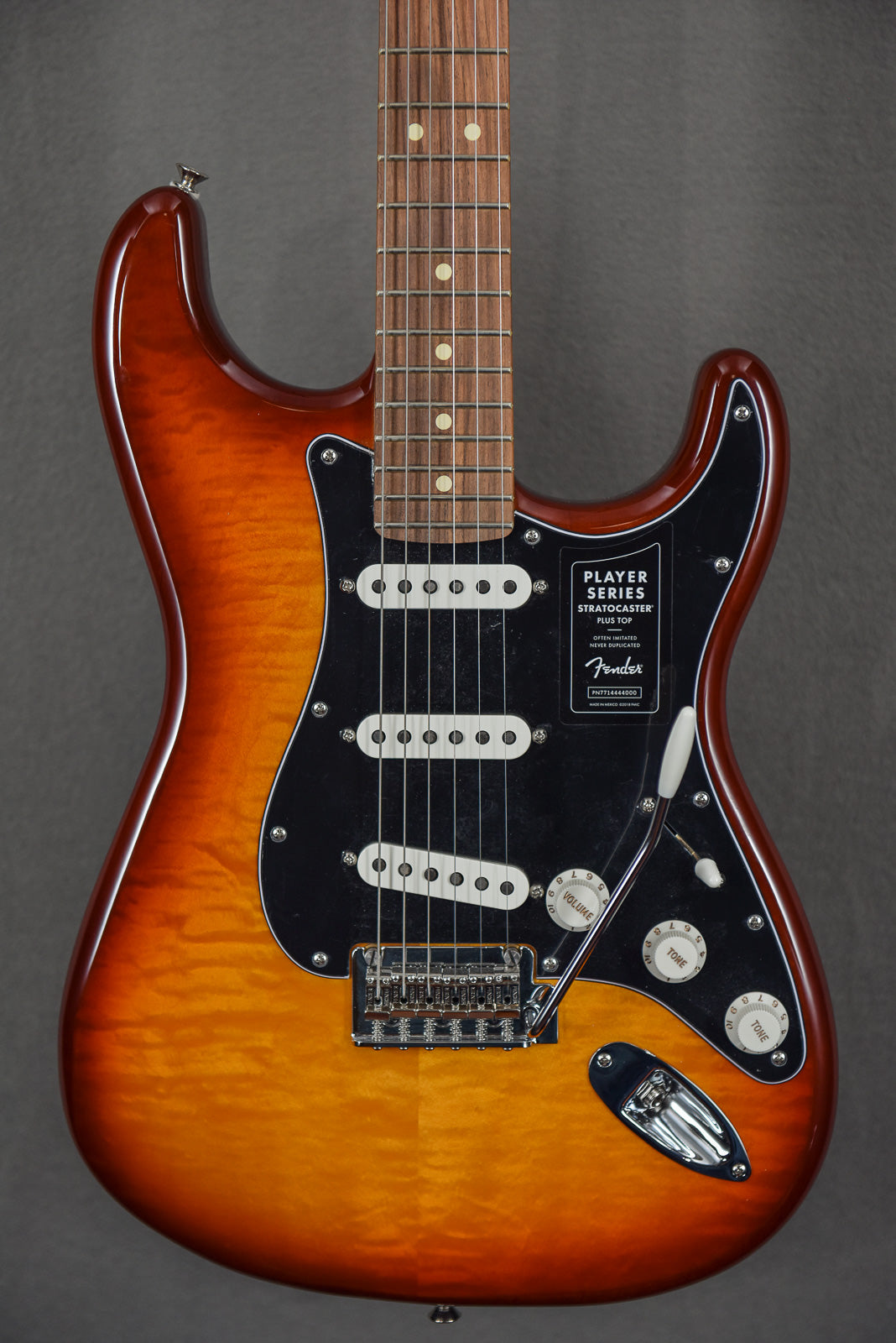 Player Stratocaster Plus Top - Tobacco Sunburst w/Pau Ferro