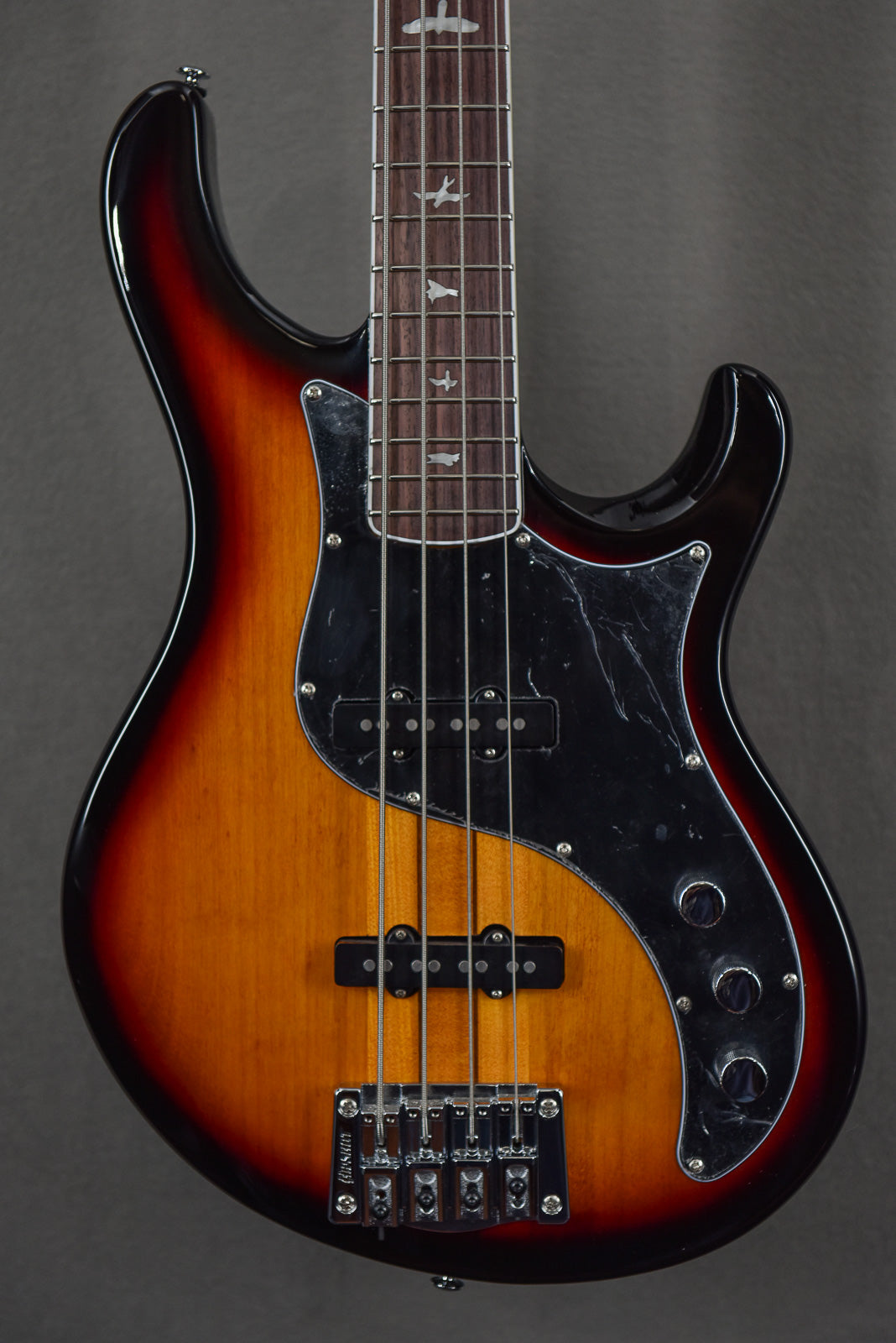 SE Kestrel Bass - Tri-Color Sunburst