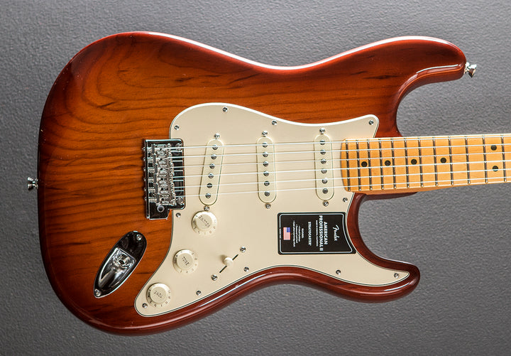 American Professional II Stratocaster – Sienna Sunburst w/Maple